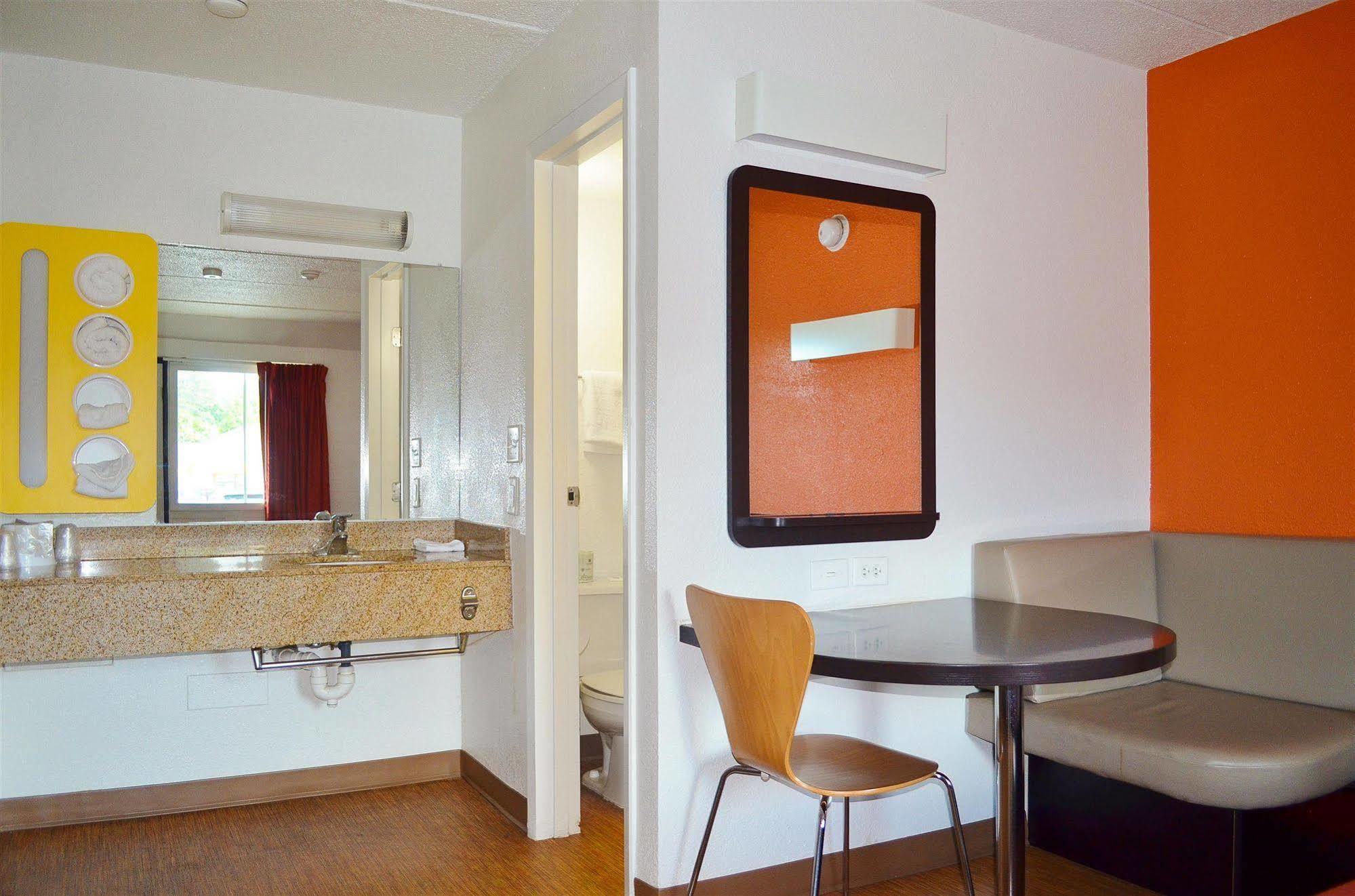 Motel 6 Boston South - Braintree Extérieur photo